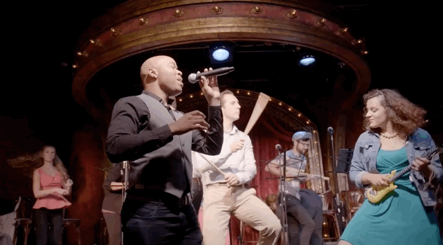 芝加哥酒吧内演唱的爵士歌手