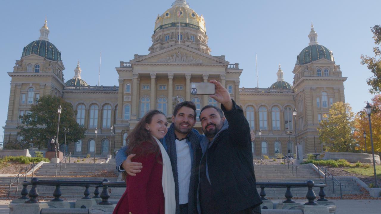 以爱荷华州得梅因的州议会大厦为背景来一张自拍