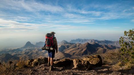 En la mitad de una caminata desafiante, disfruta las increíbles vistas del Borde Sur