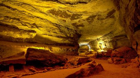 Vista iluminada subterránea en el laberinto de cuevas más largo del mundo