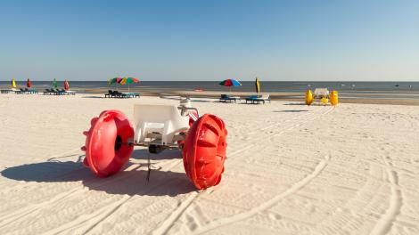 Tricycles de plage colorés le long du littoral de Biloxi Beach