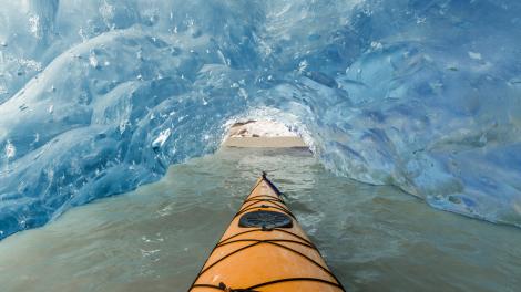 Vista surreal em um passeio de caiaque por uma caverna no lago glacial Mendenhall
