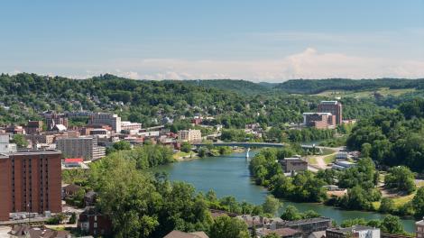 Rio Monongahela entrecortando a cidade