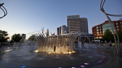 Niños jugando en la fuente del Bicentennial Park