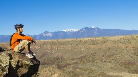 Una cautivadora vista panorámica del cañón y las montañas