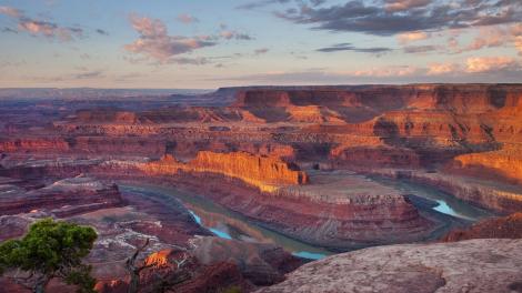 Eindrucksvolle Felsschichten unter dem weiten Himmel im Dead Horse Point State Park