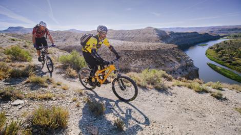 在壮美的河流与山地风光之间体验山地骑行