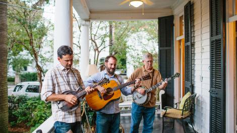 Músicos tocando em uma festa na varanda em Charleston
