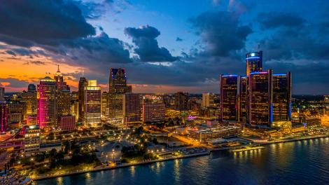 黄昏暮霭与底特律多彩夺目的天际线形成鲜明对比