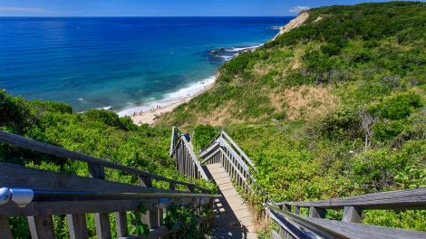 Playa en la base de los Mohegan Bluffs en la costa sur de la Block Island