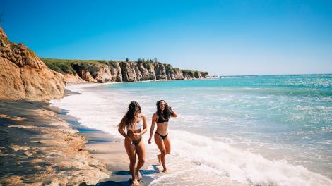 비에케스섬의 검은 모래 해변에서 산책하기