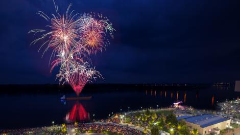 Espectáculo de fuegos artificiales sobre la ribera de la ciudad