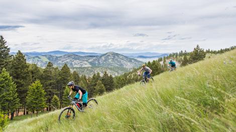サウス・ヒルズ・トレイル・システムの眺望を楽しみながらサイクリング