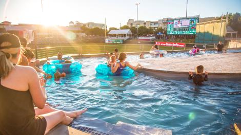 Relajándose en el río lento en Riders Field durante un partido de béisbol de los Frisco RoughRiders