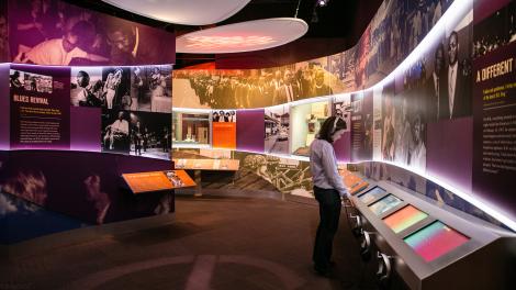 ミシシッピ州インディアノーラにあるB.B. キング博物館の展示を見学