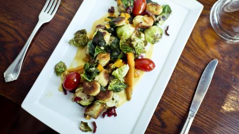 Comida fresca de la granja de The Farm Table, en Kringle Candle, Bernardston