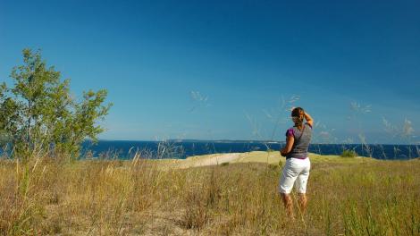 Femme admirant le panorama à Sleeping Bear Point