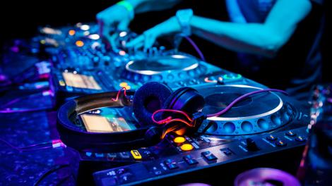 L’excitation de voir un DJ EDM mixer L’excitation de voir un DJ EDM mixer