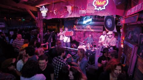 ルイジアナ州ラファイエットのブルー・ムーン・サルーンで生のバンドに合わせてダンス ルイジアナ州ラファイエットのブルー・ムーン・サルーンで生のバンドに合わせてダンス