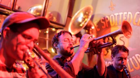 Apresentação de jazz no Spotted Cat Music Club na Frenchmen Street em Nova Orleans, Louisiana Apresentação de jazz no Spotted Cat Music Club na Frenchmen Street em Nova Orleans, Louisiana