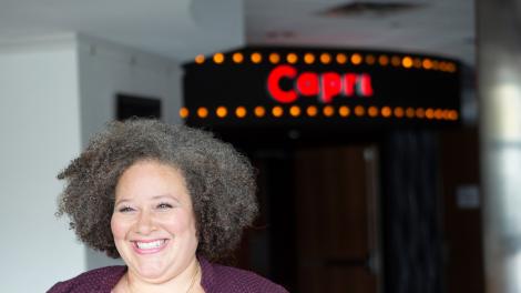 ミネソタ州ミネアポリスのカプリシアターに佇むレディ・ラーク ミネソタ州ミネアポリスのカプリシアターに佇むレディ・ラーク