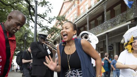 Robin Barnes, dançando nas ruas com uma banda típica de Nova Orleans, Louisiana Robin Barnes, dançando nas ruas com uma banda típica de Nova Orleans, Louisiana