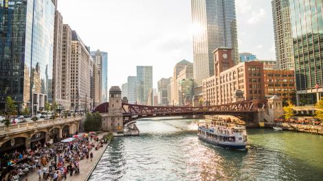 Blick auf den Chicago Riverwalk im Zentrum von Chicago, Illinois