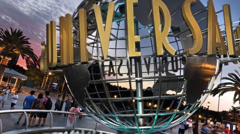 黄昏映照下的 Universal Studios Hollywood 的标志性球形标志