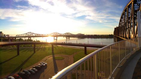 켄터키주 루이빌의 오하이오강 위로 놓인 보행자 도로인 빅 포 다리에서 바라보는 해질녘 풍경