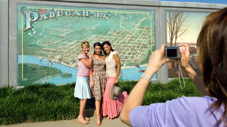 Los Paducah Floodwall Murals brindan una oportunidad ideal para sacarse fotos