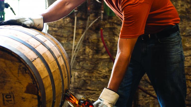 Visitez une distillerie pour découvrir les fûts de chêne préparés selon une méthode de brûlage spécifique et faisant partie du savoir-faire des distillateurs de bourbon du Kentucky.