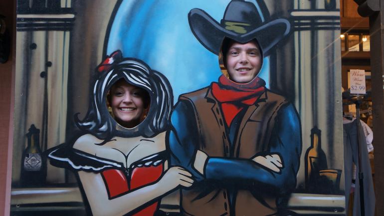 在亚利桑那州凤凰城西部风格酒吧的趣味合影