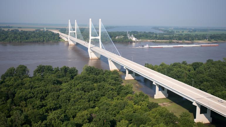 Greenville Bridge sobre o Rio Mississippi, no estado do Mississippi