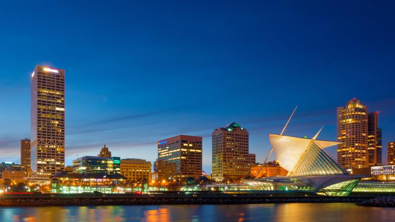 Vue de nuit sur les gratte-ciel de Milwaukee, Wisconsin