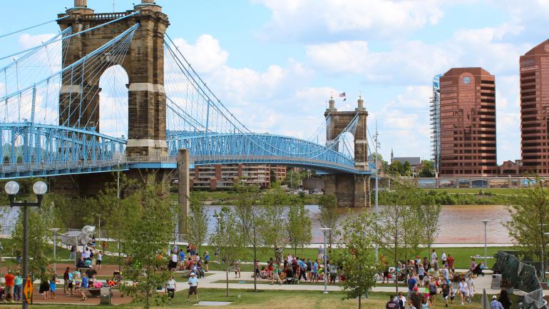 Roebling Bridge sur la rivière Ohio à Cincinnati, Ohio