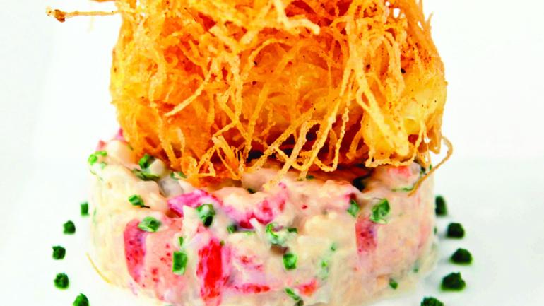 Cette salade de homard tendre figure sur la carte de l’Orchids at Palm Court, le restaurant du Hilton Cincinnati Netherland Plaza.