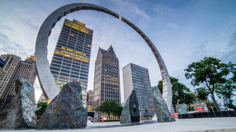 « Transcending », installation artistique publique au parc Hart Plaza à Détroit, Michigan