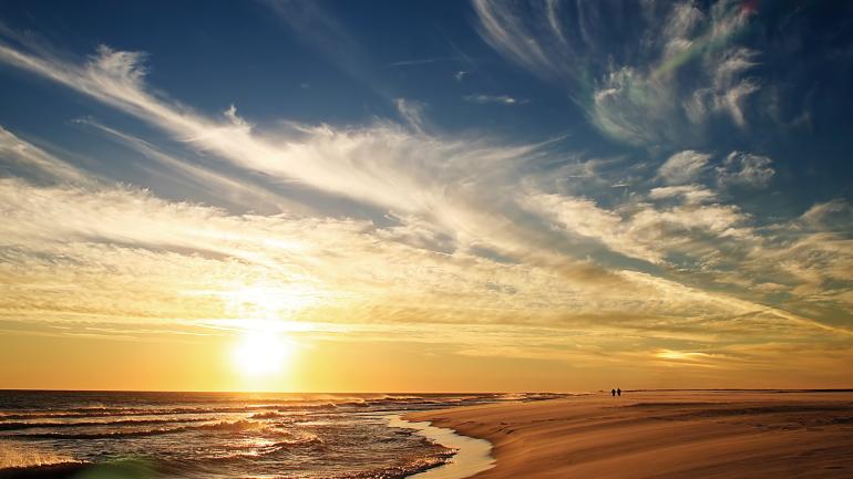 Pôr do sol sobre a praia em Pensacola, Flórida