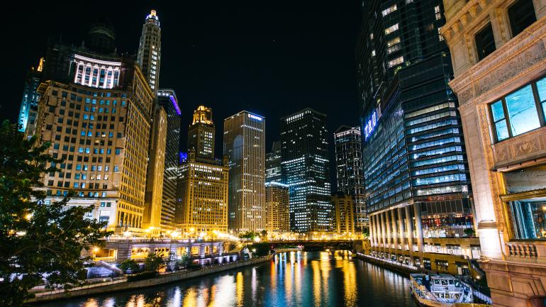 Lumières de la ville sur la rivière à Chicago, Illinois