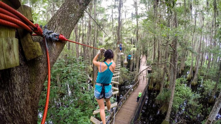 Prática de tirolesa em Tallahassee, no estado da Flórida