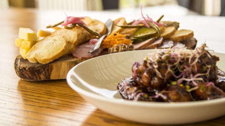 City Pork fait partie de ces restaurants de Bâton-Rouge qui proposent aussi bien des sélections de fruits de mer frais que des produits locaux d’exception comme de la charcuterie maison.