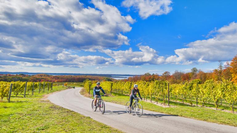 Faites le tour à vélo des vignobles de la région viticole de Traverse City.