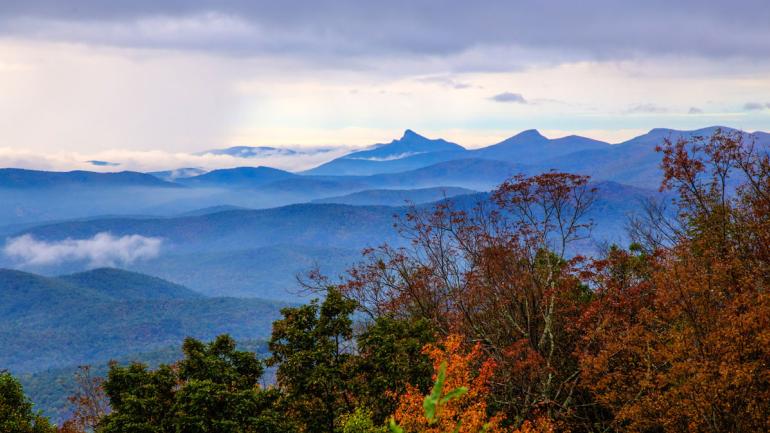 Entlang des Blue Ridge Parkway gibt es zahlreiche Gelegenheiten für tolle Wanderungen. Nutzt die Gelegenheit, euch die Beine zu vertreten!