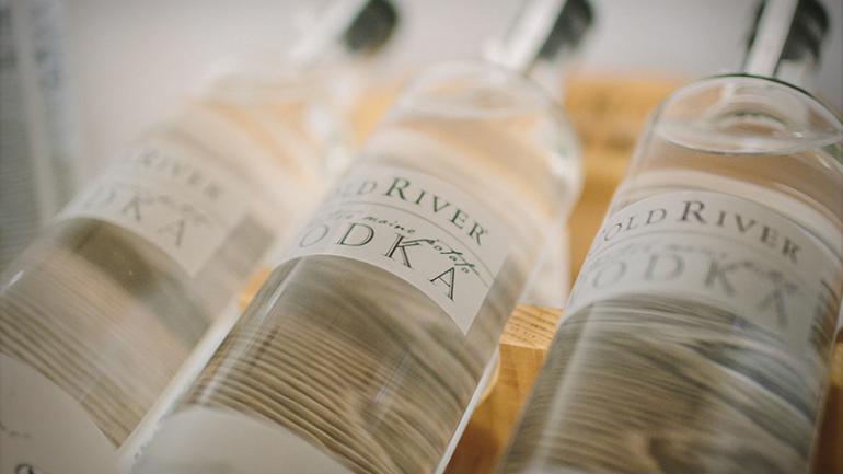 Cold River 酒厂选用当地种植的土豆酿制伏特加，并加入植物香料打造独特口味。