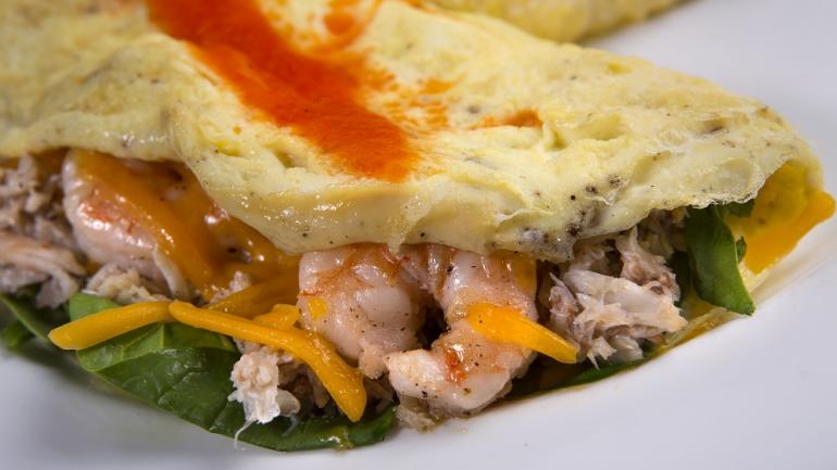 芒特普林森 Old Village Post House 餐厅的主厨 Forrest Parker 在南卡罗来纳州出生和长大，他选用新鲜的当地食材，结合自己的创意，烹制虾蟹煎蛋卷等美食。