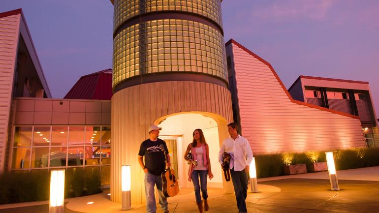 探訪哈特伍德工藝中心 (Heartwood Artisans Center)，體驗維吉尼亞州阿賓登當地的手工藝品、音樂、美食與文化