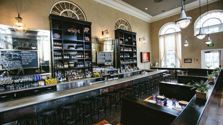 Mike Lata 主厨的 The Ordinary 餐厅位于查尔斯顿，餐厅设计经典、风味独到，提供各种一流的海鲜美食。