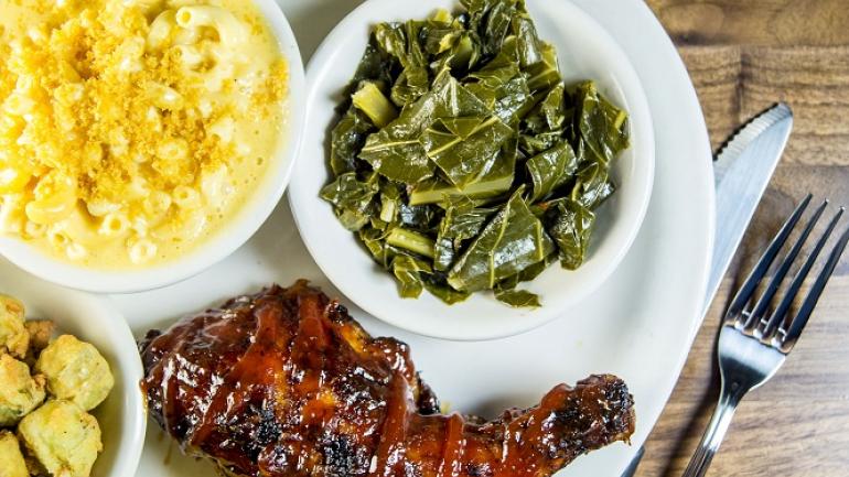 希尔顿黑德岛 One Hot Mama’s American Grille 餐厅的主厨 Orchid Paulmeier 将夏威夷风味融入她喜爱的休闲美食中。