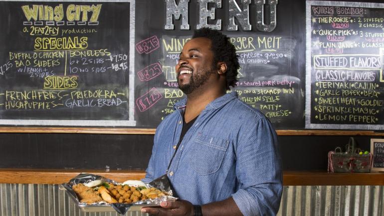 哥伦比亚 Ramon Dickerson 主厨的 2 Fat 2 Fly Wing City 餐厅的鸡翅美味声名远播，搭配各种美食和可口小菜。