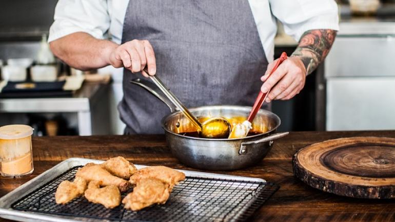 Sean Brock 主厨选用自己屋顶菜园以及南卡罗来纳州当地农产品精心烹制灵感四溢的新鲜传统美食。